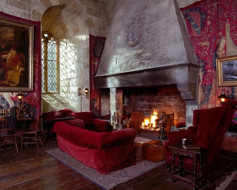 how cool would it be to design the rooms in your house like rooms in Hogwarts castle!? Common Room, The Middle, Harry Potter, Living Room, Furniture