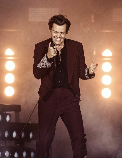 BREAKING NEWS: Harry Styles Looks Good In OR Out of a Dress – MANNER Harold Styles, Harry Style, Harry 1d, Harry Styles Tour, Harry Styles Live On Tour, Harry Styles Live, Haikou, Antwerp Belgium, Harry Styles Wallpaper