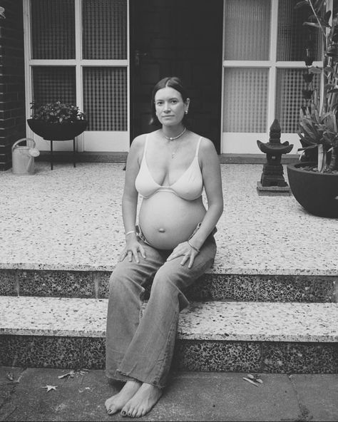 Pregnancy Film Photography, Casual At Home Maternity Photos, Film Pregnancy Photos, Retro Maternity Shoot, Witchy Maternity Photos, 90s Maternity Shoot, Edgy Maternity Shoot, Vintage Maternity Photos, Photoshoot Moodboard