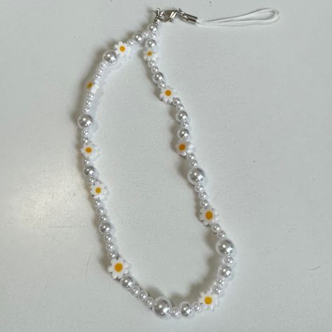 Cute and minimal daisy or tulip flower and pearl phone charm or keychain. around 7-8 inches long and can customize with loop or lobster claw.  Each one is unique and handmade to order so they may look similar but not identical. Tulip Minimalist, Pearl Phone Charm, Laptop Ideas, Clean Look, Clean Aesthetic, Tulip Flower, White Daisy, Simple Flowers, Tulips Flowers