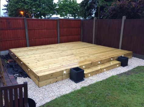 Ground Patio Ideas Backyards, Outside Platform Ideas, Floating Deck Landscaping Ideas, Wooden Platform Outdoor, Backyard Floating Deck Ideas, Floating Deck With Pallets, Rectangle Deck Layout Ideas, Backyard Platform Ideas, Floating Deck Decorating Ideas