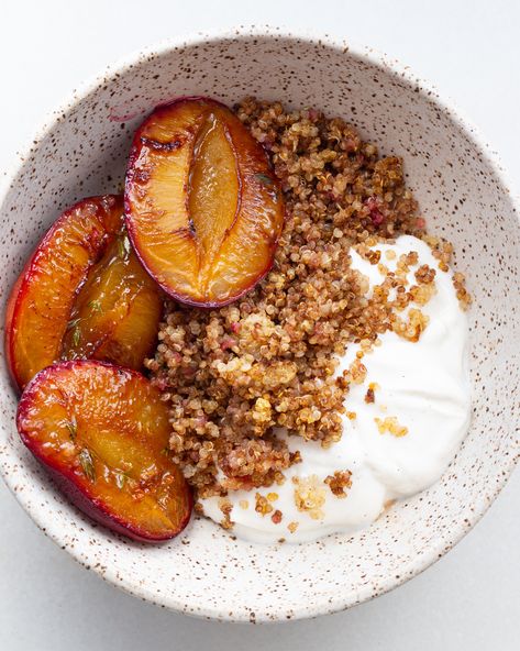 Seared Plums & Cinnamon Quinoa Baked Quinoa Recipes, Cinnamon Quinoa, Plum Recipes, Think Food, Aesthetic Food, Peaches, Farmers Market, Kale, Granola