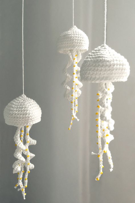 Jellyfish Crochet Pattern, Jellyfish Pattern, Jellyfish Craft, Crocheted Jellyfish, Crochet Fish, Easy Knitting Projects, Haken Baby, Fun Crochet Projects, Crochet Diy