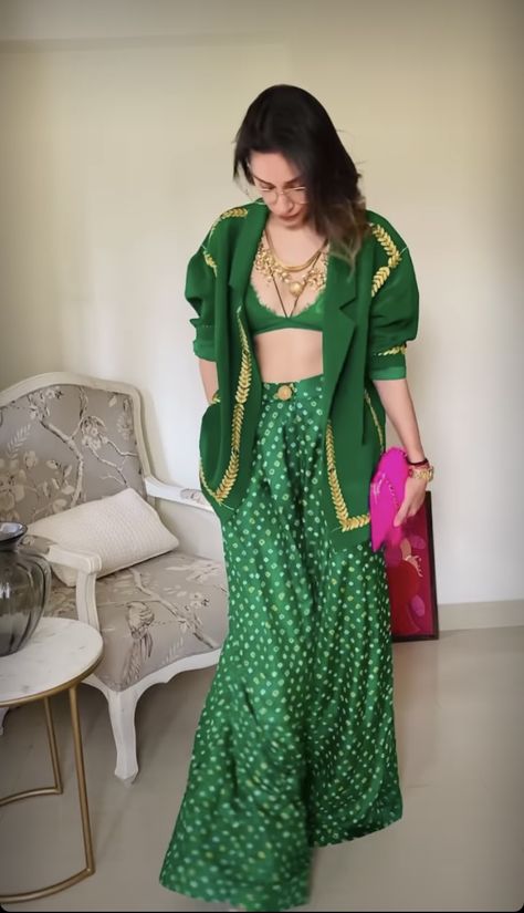 Women Mehendi Outfit, Mehandi Outfit Ideas For Women, Ethnic Fusion Outfits, Printed Indo Western Outfits, Modern Navratri Outfits 2023, Bandhej Outfits, Indian Fusion Outfits, Fusion Wear Indian, Indo Western Outfits For Women