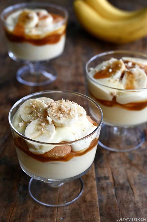 Banana Pudding with Salted Caramel Sauce Banana Pudding With Caramel Sauce, Quick And Easy Banana Pudding, Spring Dessert Recipes, Salted Caramel Sauce Recipe, Banana Mousse, Salted Caramel Recipes, Homemade Salted Caramel, Self Saucing Pudding, Easy Banana Pudding