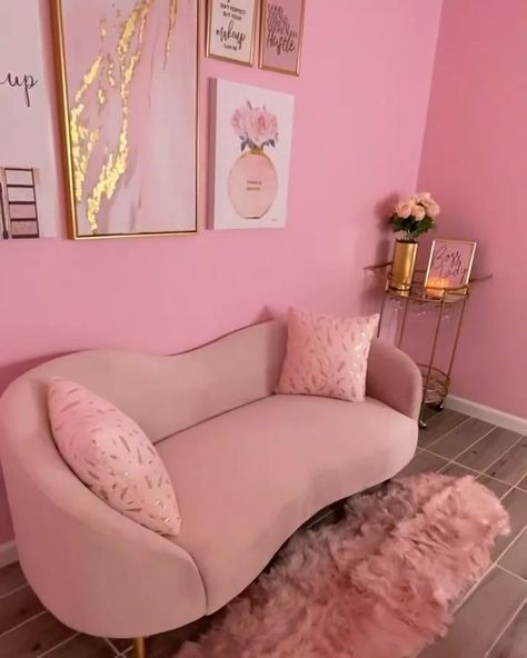 Cute Makeup Studio Decor, Light Pink Beauty Room, Full Body Mirror Small Bedroom Ideas, Beauty Room With Couch, Home Make Up Studio, Makeup Studio Interior Design Ideas, At Home Beauty Studio, Beauty Room Wallpaper, Nails And Makeup Studio Ideas