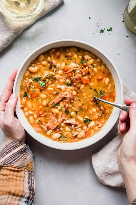 Slow Cooker Ham and Bean Soup is the perfect comfort food for a cold day. Richly flavored with a ham bone and beans, this soup makes for an easy dinner that takes less than 10 minutes of hands-on time. // soup recipe // ham soup // crockpot soup // slow cooker soup Ham Soup Crockpot, Crockpot Ham And Bean Soup, Slow Cooker Cauliflower Soup, Ham Bone Soup Recipes, Ham Bone Recipes, Ham Bean Soup, Crockpot Ham And Beans, Bean And Ham Soup, Cannellini Beans Recipes