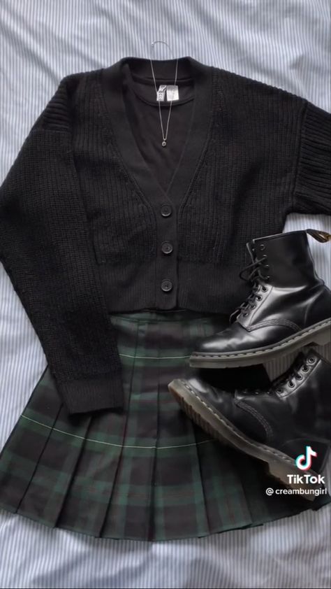 Super Cool Outfits, Collared Shirt And Crewneck, Cute Plaid Skirt Outfits, Slytherin Girl Outfit, Plaid Outfit Ideas, Cute Plaid Skirt, Slytherin Girl, Slytherin Outfit, Green Plaid Skirt