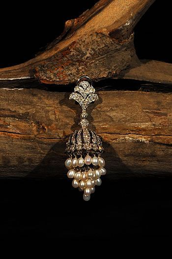 Bridal Jhumka, Kundan Jhumkas, Diamond Jhumkas, Indian Designers, Diamond Earrings Design, Traditional Jewellery, Antique Jewelry Indian, Bangles Jewelry Designs, Gold Earrings Designs