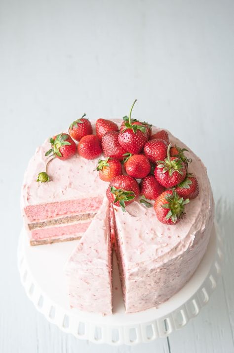 Strawberry Banana Milkshake Cake | Hungry Rabbit Milkshake Cake, Strawberry Banana Milkshake, Mousse Dolce, Cake Brownie, Slow Cooker Desserts, Banana Milkshake, Gateaux Cake, Munnar, Strawberry Banana