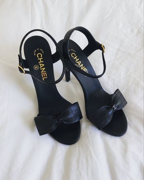 Chanel Heels Aesthetic, Chanel Stilettos, Chanel Clothes Women, Coco Chanel Shoes, Coco Chanel Clothes, Chanel Outfits Women, Chanel High Heels, Chanel Heel, Outfit Icon