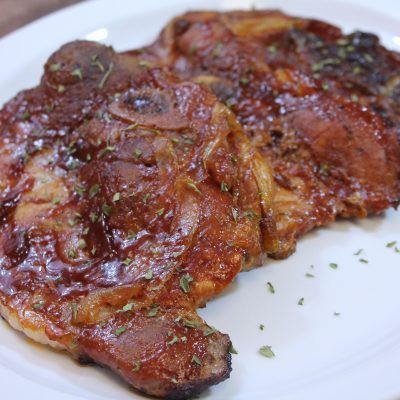 Easy oven baked barbecue pork chops! In this post we're making oven baked barbecue pork chops. This recipe is super easy to whip up, and these barbecue pork chops are perfect during the busy week. It takes very little time to prepare these pork chops, and the cooking time is approximately 40 minutes. For this recipe I used bone in pork chops, that is my preference. However you can use boneless pork chops. Also this recipe works great with pork steaks! I've made oven barbecue pork stea... Baked Barbecue Pork Chops, Barbecue Pork Chops, Pork Steak Recipe, Baked Pork Chops Oven, Bbq Pork Chops, I Heart Recipes, Heart Recipes, Juicy Pork Chops, Recipes Oven