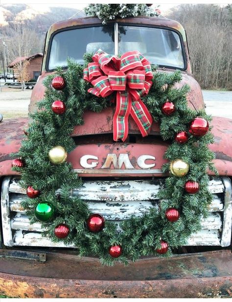 Christmas Lights Diy, Car Decoration Ideas, Christmas Car Decorations, Christmas In America, Sustainable Holiday, Lights Diy, Eco Friendly Christmas, Old Truck, Christmas Parade