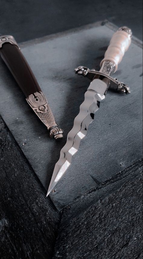 Kingmaker Chronicles, Dagger Aesthetic, Indie 2020, Fantasy Dagger, Knife Aesthetic, Pretty Knives, Dagger Tattoo, Dagger Knife, Cool Swords