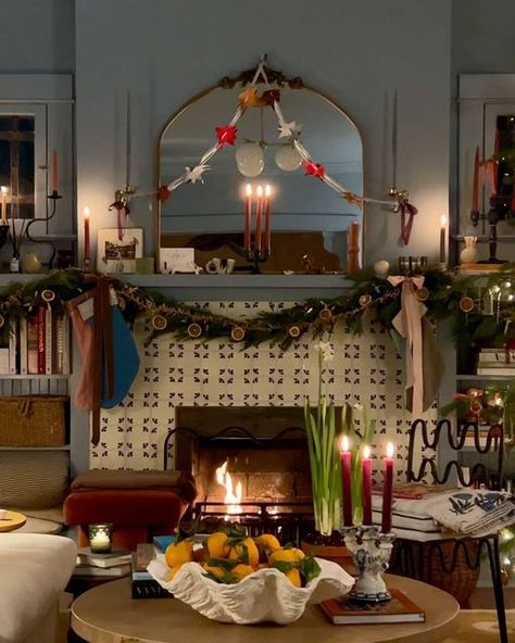 Sara Charlesworth on Instagram: "Winter solstice 2023 Living room, dining room, cozy Christmas, home, interiors" Vintage Cozy Christmas, Sara Charlesworth, Vintage Christmas Living Room, Fireplace Christmas Decorations, Christmas Mood Board, Cozy Cottage Christmas, Cozy Christmas Home, Fireplace Cozy, Martha Stewart Christmas