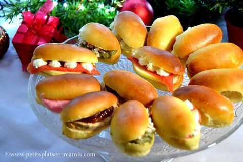 plateau de navettes Small Sandwiches, Mini Hamburger, Bbq Appetizers, Mini Hamburgers, Mini Burgers, Mini Sandwiches, Tapenade, Breakfast And Brunch, Finger Food