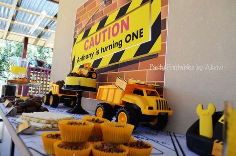 Anthony's 1st birthday construction Party | CatchMyParty.com Construction Party Food, Construction Birthday Party Ideas, Construction Theme Birthday Party, Construction Theme Party, Party Zone, Construction Birthday Party, Tractor Birthday, Luxury Birthday, Party Table Settings