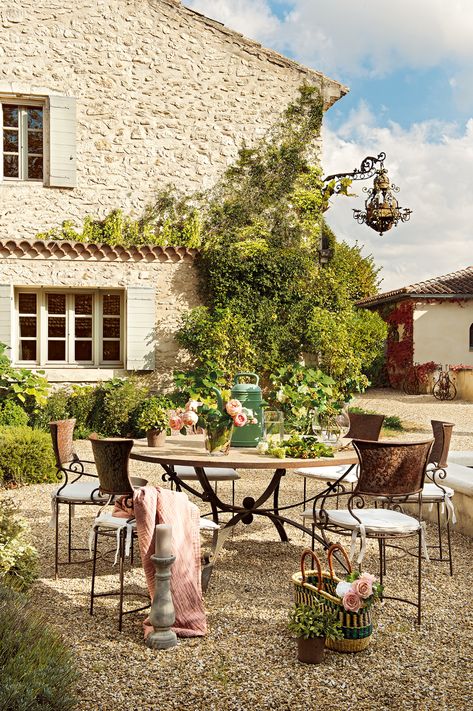 Claves decorativas del estilo Provenzal Provence Garden, Garden Seating Area, Street Cafe, Tuscan Style, Garden Seating, Garden Features, French Country Style, Country Gardening, Porch Patio