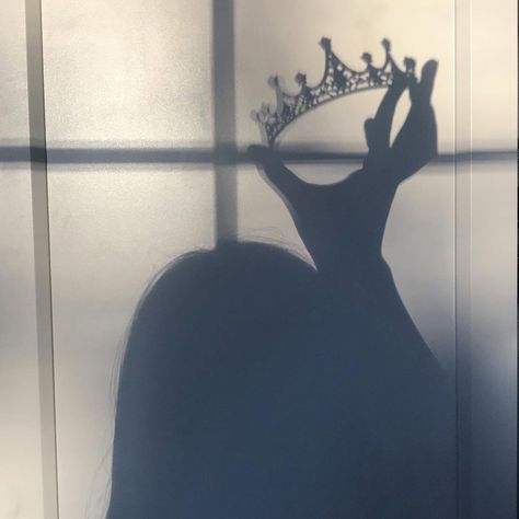 Selena Sapphire on Instagram: ““Finders keepers losers weepers”😏✨👑✨ #fyp #crown #tiara #shadow #billieeilish #aesthetic #princess #crownroyal #youshouldseemeinacrown” Crown Pfp, Macbeth Project, Tiara Aesthetic, Woman Shadow, Aesthetic Princess, Small Crown, Girls Tiara, Crown Tiara, Finders Keepers