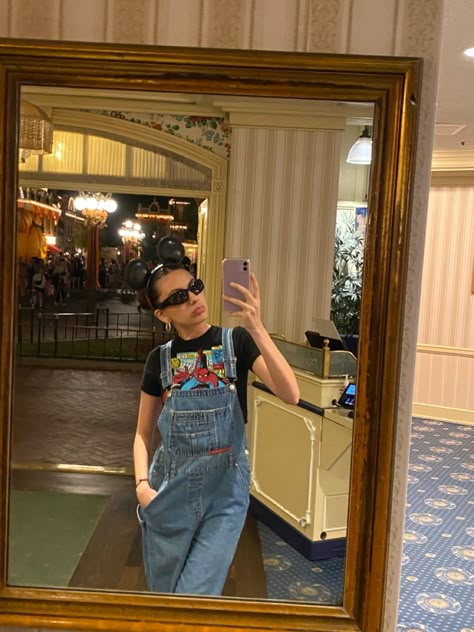 Overall Disney Outfit, Disneyworld Outfit March, November Disneyland Outfits, Cold Weather Disney Outfits, Disneyworld Outfit Winter, Disney Fits Aesthetic, Disney Outfits Fall, Winter Disneyland Outfit, Spring Disney Outfits