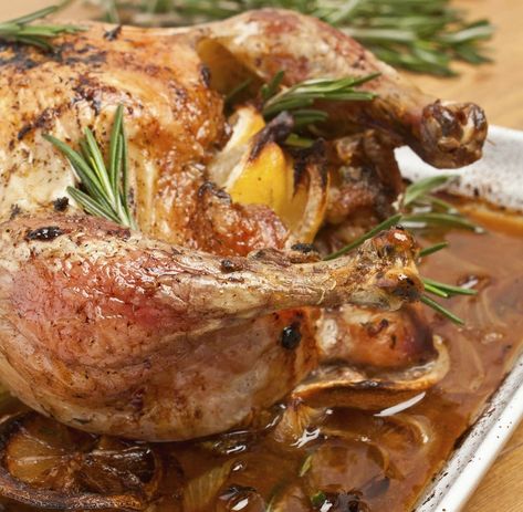 Turkey Recipe Roaster Oven, Basting A Turkey, Thanksgiving Recipes Side Dishes Veggies, Italian Thanksgiving, Rosemary Turkey, Turkey Wine, Turkey In Roaster, Whole Turkey Recipes, Turkey Gravy Recipe