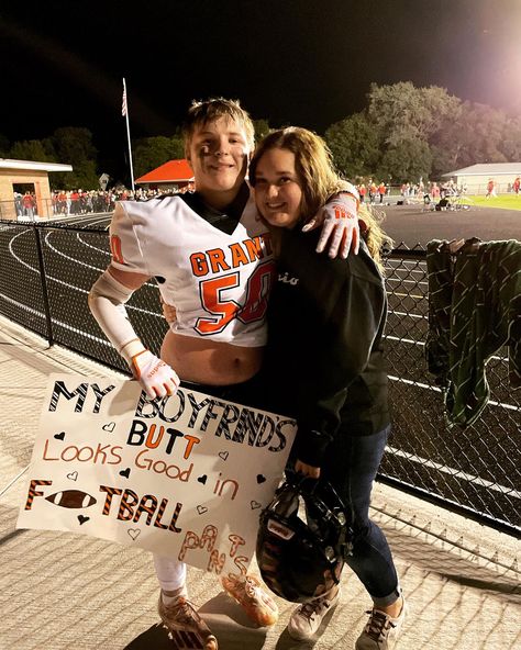 Football Posters High School Ideas Bf, Football Signs For Games Posters For Bf, Football Posters High School Boyfriend, Football Posters For Boyfriend, Football Signs For Boyfriend, Football Bf, Football Gf, Girlfriend Things, Senior Poster