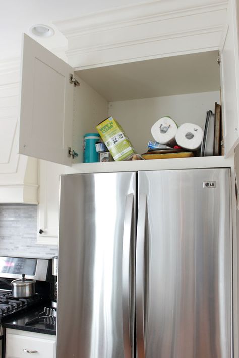 Small kitchen organization - Bring order to the cabinet above the fridge! Refrigerator Casing, Space Above Refrigerator Ideas, Over Fridge Cabinet Ideas, Above Refrigerator Storage, Space Above Refrigerator, Above Refrigerator Ideas, Organize Pans, Above Fridge Storage, Above Refrigerator