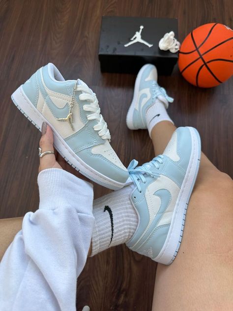 Tênis | Tênis feminino | Tênis masculino | Tênis nike | Tênis branco | Tênis feminino Tumblr | Tênis Vans | Tênis adidas | Tênis da moda Tenis Nike, Nike Jordan, Nike Air Force, All Star, Vision Board, Dior, Nike, Sneakers