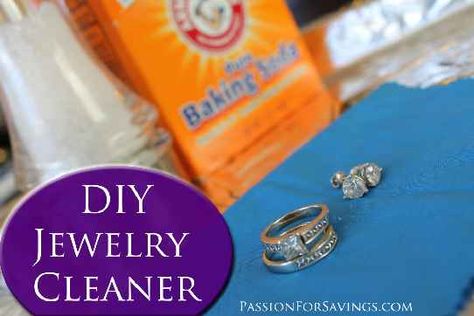 I love to clean my jewelry on a regular basis, but store bought Jewelry Cleaners can be rather expensive so I am in love with this quick and simple recipe for cleaning jewelry that uses items you probably already have at home. Jewelry Cleaner Diy, Clean Rings, Sterling Silver Cleaner, Trendy Jewerly, Homemade Cleaning Products, Diy Cleaners, Make Your Own Jewelry, Cleaners Homemade, Diy Schmuck