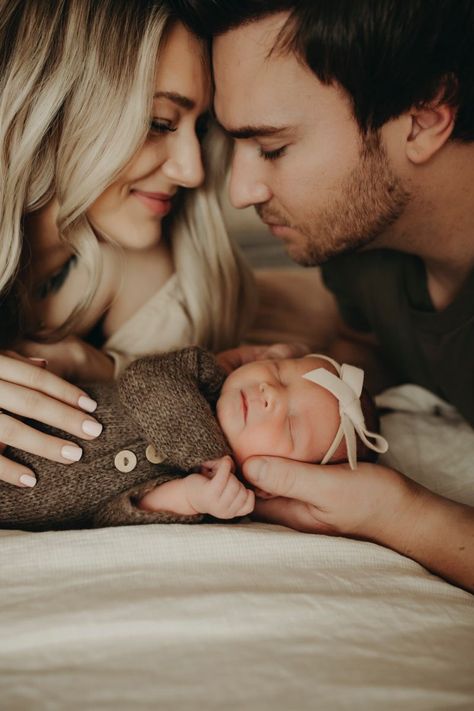 Simple Newborn Photos, Newborn Photo Pose, Newborn Photo Ideas, Newborn Family Pictures, In Home Newborn Session, Foto Newborn, Lifestyle Newborn Photos, Newborn Photography Boy, Newborn Family Photography