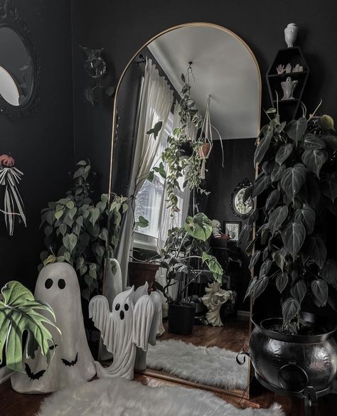 Goth Plant Aesthetic Bedroom, Classy Goth Home Decor, Goth Home Ideas, Goth Studio Apartment, Emo Home Decor, Goth Apartment Aesthetic, Witchy Maximalism, Gothic Apartment Ideas, Dark Vintage Home Decor