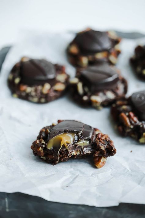 Chocolate Turtle Cookies - Run to the Table Dove Chocolate Recipes, Dark Chocolate Turtles, Chocolate Turtle Cookies, Turtle Fudge, Dark Chocolate Sea Salt Caramel, Turtle Dessert, Dove Dark Chocolate, Soft Chocolate Cookie, Chocolate Turtle