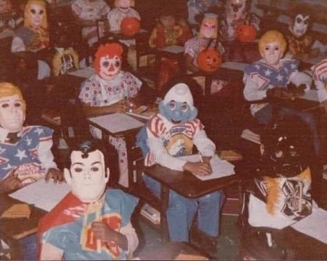 I remember these costumes from my childhood. One year I went as the Jolly Green Giant. Halloween Meme, Old Halloween Costumes, School Costume, Halloween Memes, Creepy Pictures, Morning Humor, Halloween Pictures, Halloween Celebration, Rare Photos