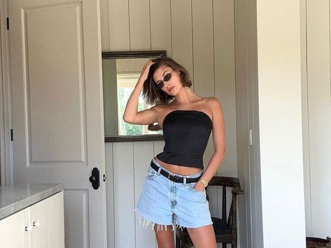 Hailey Bieber Channels Zendaya in the Bob Department — Glamour Black Short Trousers Outfit, Hailey Bieber Outfits, Tube Top Outfits, Hailey Bieber Style, Hailey Baldwin Style, Look Office, Loafers Outfit, Quoi Porter, Looks Street Style