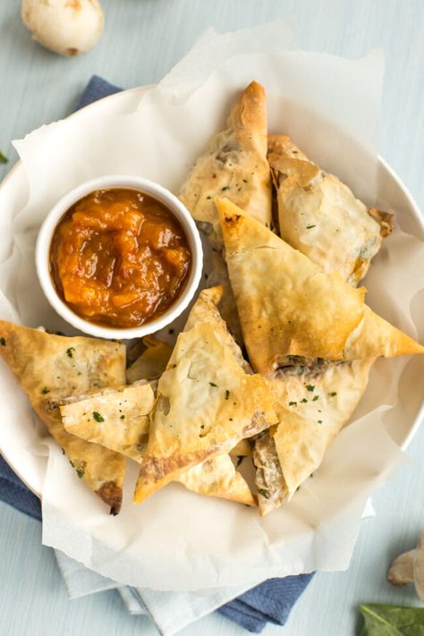 Tofu and spinach samosas - these are packed with fresh ingredients, and are cooked in an air fryer - a tasty and healthy snack or side dish! Only 65 calories each! Vegetarian / vegan. #vegansamosas #vegetariansamosas #spinachsamosas #tofusamosas Tofu And Spinach, Filo Pastry Recipes, Vegetarian Lunchbox, Vegan Party Food, Healthy Veggie, Uk Food, Vegan Party, Meatless Recipes, Pastry Recipe