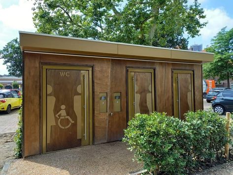 Bagni pubblici autopulenti rivestiti in legno accessibili anche a utenti con disabilità. Cleaning Toilets, Self Cleaning Toilet, Toilet Cleaning, Toilets, Outdoor Design, Garage Doors, Outdoor Decor, Home Decor, Design