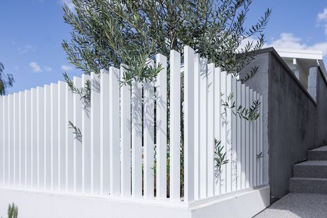 Front Fence Ideas Australia, Batten Fence, Front Garden Entrance, Hamptons House Exterior, Carport Ideas, Palm Springs House, Fresh Vibes, Black Rocks, Front Fence