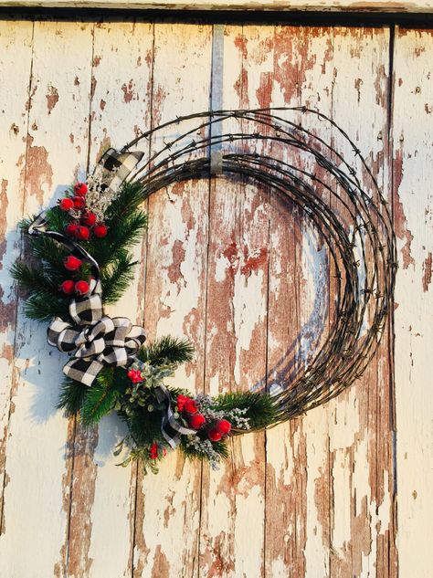 Barb Wire Christmas Tree, Christmas Barn Wreath, Barbed Wire Wreath Christmas, Diy Barbed Wire Decor, Barbwire Christmas Wreath, Barb Wire Christmas Wreath, Barbed Wire Wreaths Diy, Barbed Wire Christmas, Barb Wire Wreath Ideas