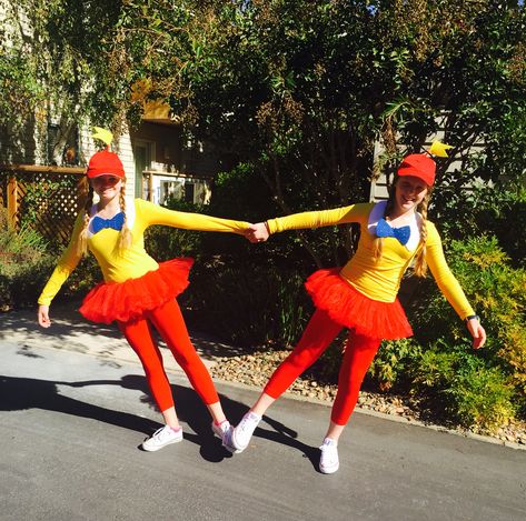 Tweedle Dee Tweedle Dum DIY Halloween costume Tweedle Dee Tweedle Dum Hat Diy, Tweedle Dee Tweedle Dum Costume, Disney Duo Costumes, Disney Cosplay Ideas, Tweedle Dee And Tweedle Dum, Tweedle Dee Tweedle Dum, Twin Costumes, Meme Costume, Tweedle Dum