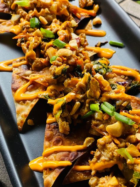 Blackstone Teriyaki Chicken Wonton Nachos - If You Give a Girl a Grill Wonton Chicken, Wonton Nachos, Chicken Teriyaki Sauce, Chorizo And Potato, Chicken Wontons, Crispy Wonton, Fancy Appetizers, Sriracha Chicken, Flat Top Grill