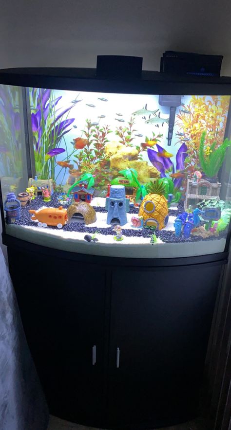 Spongebob Tank Ideas, Betta Fish Tanks Ideas, Aesthetic Fish Tank Decor, Spongebob Fish Tank Ideas, Fish Aquarium Ideas For Bedroom, Aquarium Themes Tanks, Betta Fish Aesthetic Tank, Aquarium Theme Ideas, Cute Fish Tanks Ideas