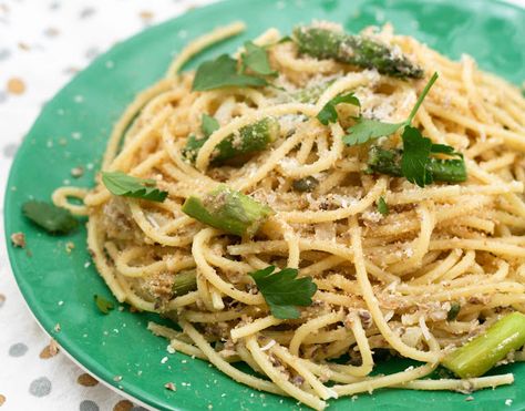 Spaghetti with Sardines, Asparagus and Capers Recipe For Spaghetti, Canned Sardines, Canned Seafood, Fresh Dishes, Asparagus Pasta, Half Moons, Spaghetti And Meatballs, Spaghetti Recipes, Coconut Lime