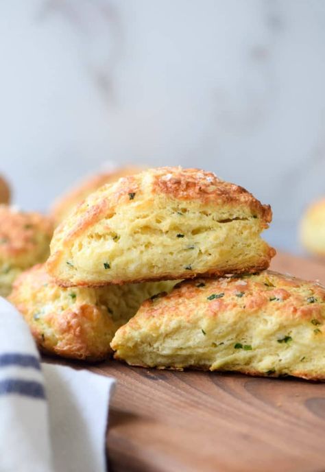 Savory scones are perfect for breakfast, lunch and dinner. Make these flaky, cheddar-herb scones as a breakfast treat or to go with a hearty soup. Herb Scones, Chive Scones, Baking Scones, Palet Breton, Easter Food Appetizers, Savory Scones, Hearty Soup, Scone Recipe, Savory Breakfast