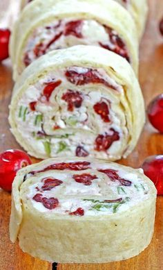 Cranberry Feta Pinwheels Recipe, Cranberry Feta Pinwheels, Feta Pinwheels, Pin Wheels, Fest Mad, Pinwheel Recipes, Buffalo Chicken Dip, Think Food, Snacks Für Party