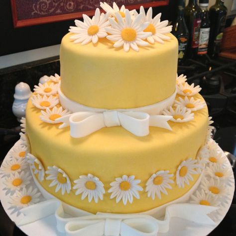 Marshmallow fondant daisy cake for my parents 55th wedding anniversary Garden Cake Design, Floral Garden Cake, Flower Topped Cake, Yellow Flower Cake, Flower Cake Ideas, Birth Cakes, Orange Wedding Cake, Cake Decorating Party, Daisy Cake