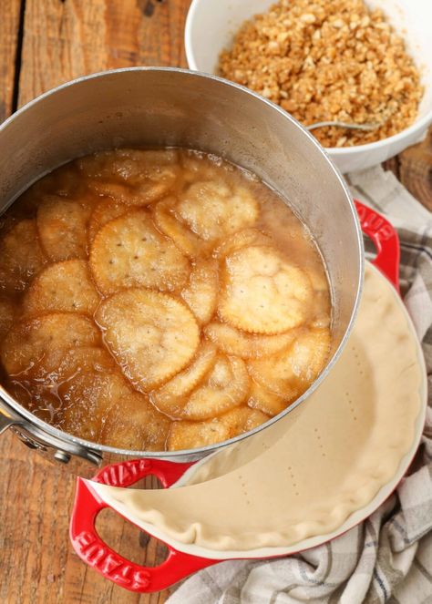 Mock Apple Pie - Chocolate with Grace Mock Apple Pie With Ritz Crackers, Ritz Mock Apple Pie Recipe, Mock Apple Pie, Pie Chocolate, Thanksgiving Pies, Apple Pie Recipes, Ritz Crackers, Ice Cream Desserts, Dessert Ideas