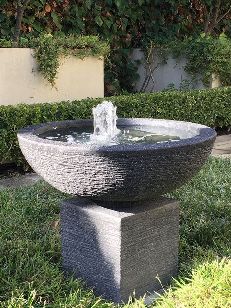 Garden Fountain Ideas, Garden Planter Ideas, Modern Water Feature, Fountain Ideas, Water Feature Wall, Diy Garden Fountains, Front Garden Landscape, Backyard Water Feature, Bird Bath Garden