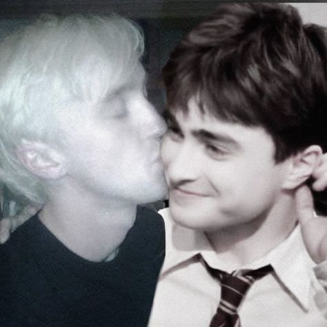 Drarry Movie Scenes, Tom Felton X Daniel Radcliffe, Tom Felton And Daniel Radcliffe Kiss, Harry Potter And Draco Malfoy Ships, Drarry Christmas, Darry Fanart Kiss, Tom Felton And Daniel Radcliffe, Harry X Draco Fanart, Draco Malfoy X Harry Potter