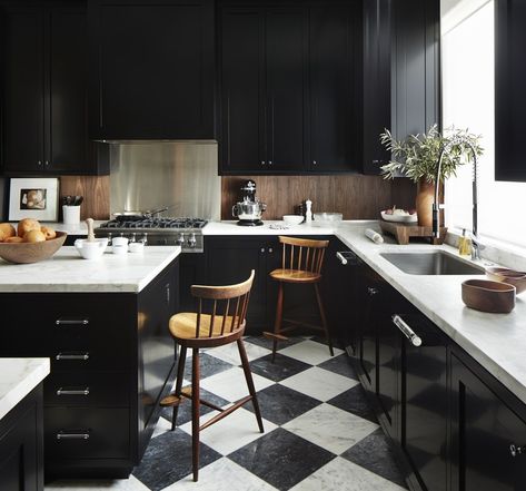 Black Gloss Kitchen, High Gloss Kitchen Cabinets, Backsplash Herringbone, Types Of Kitchen Cabinets, Gloss Kitchen Cabinets, Marble Backsplash Kitchen, High Gloss Kitchen, Gloss Kitchen, Farmhouse Backsplash