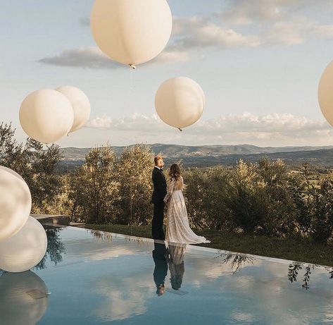 Wedding Swimming Pool, Wedding With Balloons, Swimming Wedding, Pool Wedding Decorations, Swimming Pool Wedding, Wedding Pool Party, Pool Wedding, Wedding Moodboard, Tuscan Wedding